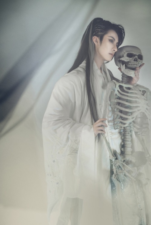 Hanfu photoset via Coser小梦, Part 9/? Coser小梦 is dressed as Baigu Gongzi/白骨公子 (white bone prince), a 