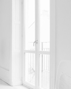 white-minimalism:  Try to look in the mirror and love what you see // White, pale and minimalism &lt;3 