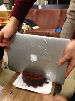  @Ki_chi : チョコレートケーキを食べるときに包丁がなくても大丈夫。そう、MacBook