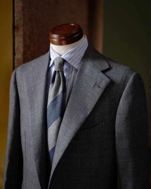 lastandlapel: The silhouette of a @sartoria_raffaniello bespoke jacket. ⠀ #SartoDomenica #Raffaniell