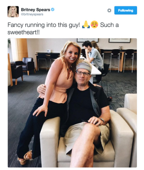 buzzfeed:Ed O’Neill Didn’t Realize He Took A Picture With Britney Spears Until A Day Later