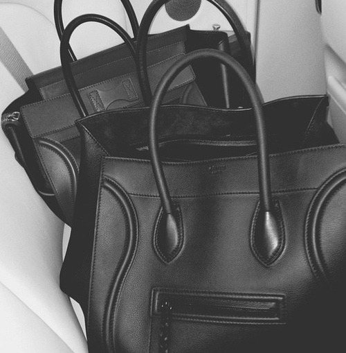 dontfuckwith-vogue: champagne-paradise:  xo  Black/ White/ Fashion/ Minimal 