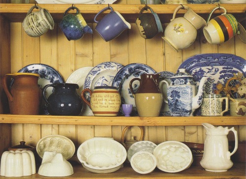 vintagehomecollection:Blue and white china, especially the willow pattern which became popular in th