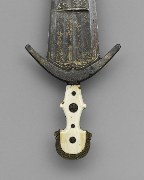 armthearmour: An ivory hilted Cinquedea with a beautifully tooled leather scabbard,OaL: 23.3 in/59.2