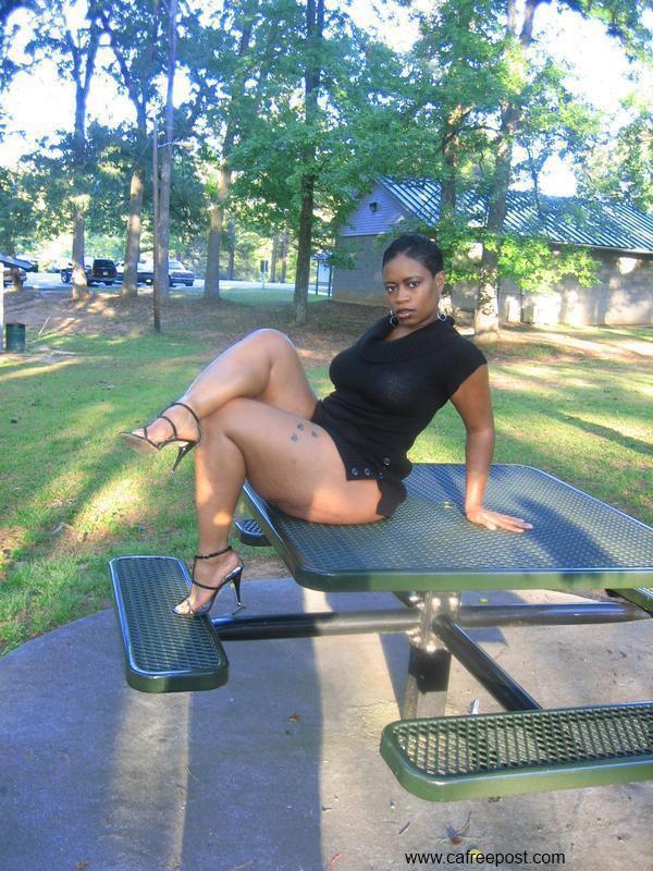 goldieloc:  -bootie:  Click the link for more sexy chicks with nice hips!http://www.goodinfo.us/100549/thick-black-women