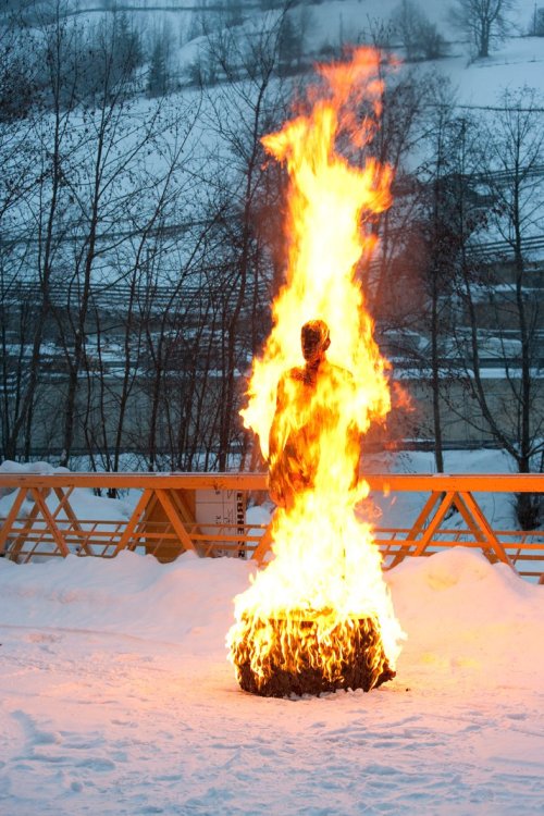 devidsketchbook: WOOD SCULPTURES BY ARON DEMETZ For years, Aron Demetz (facebook) has been focusing 