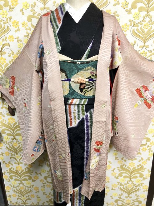 Lovely vintage haori with pretty dolls over auspicious sayagata ground (seen on). For extra good ome