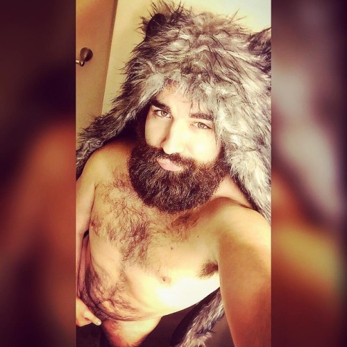 Since it was a crowd favorite on here, why not share it again! Just your average naked bear! #beards