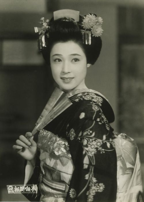 taishou-kun:  Wakao Ayako 若尾文子, 20 years old in Gion bayashi 祇園囃子 - Director : Mizoguchi Kenji 