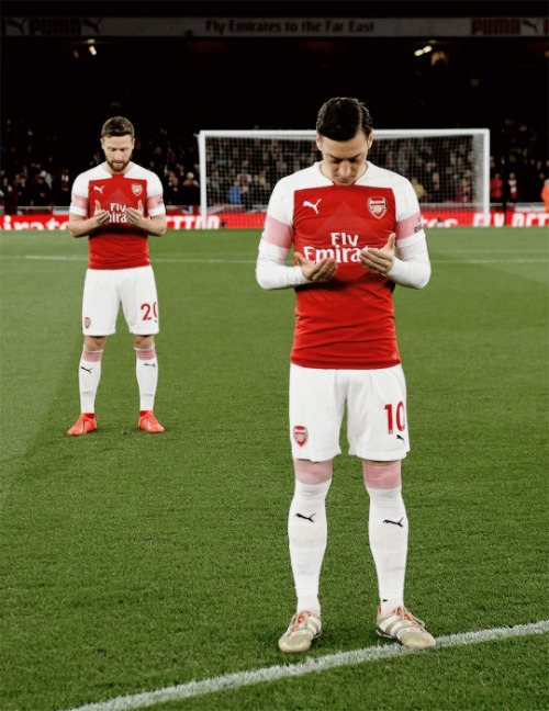 Arsenal&rsquo;s Shkodran Mustafi and Mesut Ozil pray before the Premier League match between Ars