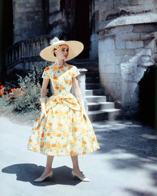 rareaudreyhepburn:Audrey Hepburn on the set of Funny Face, Paris, 1956.This Givenchy dress had orang