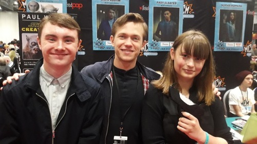sourcerersuspicious: AAAAAAAAGHHHHHHHHHHHH met them todayyyyyyy(went to comicon in class cosplay, me