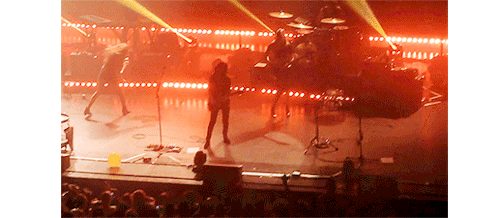 haimsbians:haimstagramm:Danielle opening the gates of hell during Oh WellThis is one of the best cap