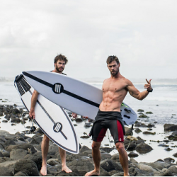 barefootnfamous:  Liam and Chris Hemsworththanks for the submissionhttp://barefootnfamous.tumblr.com/tagged/liam-hemsworthhttp://barefootnfamous.tumblr.com/tagged/chris-hemsworth