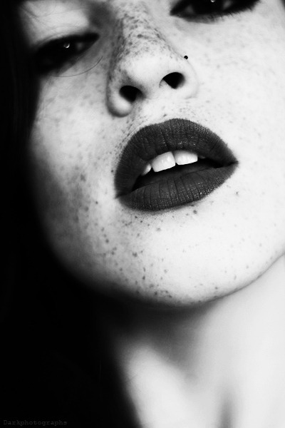 desdemona-d:  Esiste un linguaggio che va al di là delle parole.Paulo Coelho    immagine @darkphotographs