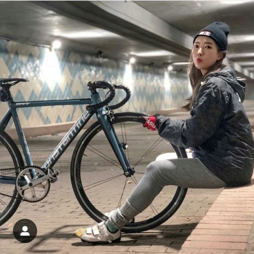 javi-ballestero: @assom0325 #girlbike #girlsgonefixie #ridegirl #ridelikegirl #fixiechick #fixed #fi