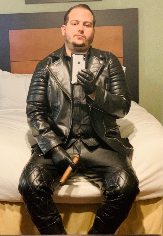 cigarstuds:   Leather Cigar Pig       
