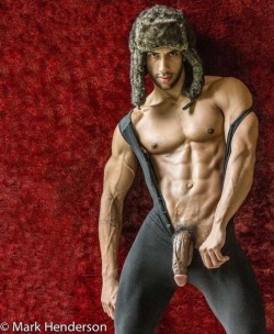 sportsfanla:  tommytank4:  https://www.tumblr.com/blog/tommytank4 for hot and muscular men.  Sizzling!