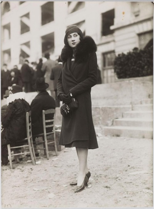 history-of-fashion:ab. 1928 Fashion photography (by unknown photographer)Woman in a cowl neck coat W