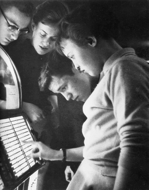 wehadfacesthen: Teenagers choosing a song on the juke box, 1950′s