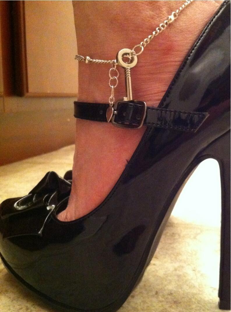 lovewellwhipwell:  Telltale signs.   Así horas&hellip;pegado a tus pies
