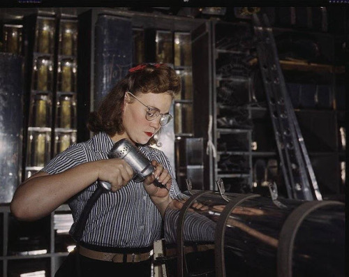 mistressaliceinbondageland:  rouquinoux:  The real Bomb Girls in wartime in USA, in the 40’s.  I am in love!!!     