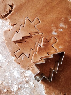 leaves-and-lights:  Mmm I love making cookies :)             