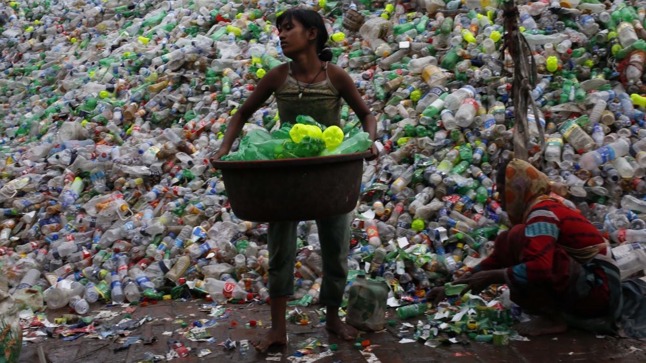 FRAGILIDAD. Jóvenes adolescentes trabajan en una fábrica de reciclado plástico en Daca, Bangladesh, el 31 de Agosto de 2017. (Md Mehedi Hasan / ZUMA Wire / dpa)
MIRÁ TODA LA FOTOGALERÍA