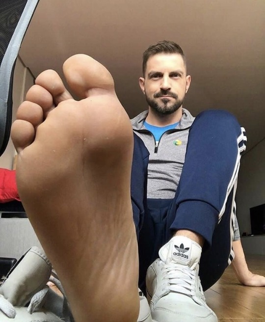 paulsbunion:  max6feetover:  feetman80:    Slurrp 👅 Sniff👃🏻  Ummmm…foot steak still on the bull!