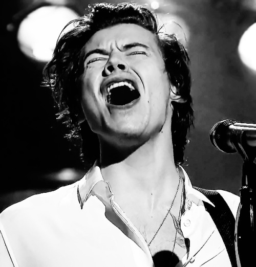 tmlnsn:Harry Styles performing on SNL