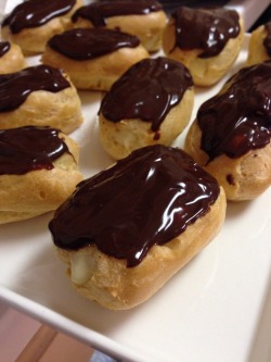 recipeasies:  Chocolate Éclairs w/Vanilla Cream   These delicious cream-filled, chocolate-covered delights have been on my to-learn list for awhile now. I’m happy to say they were très très easy and delicieux!  Pâte à choux (the puff pastry)  1