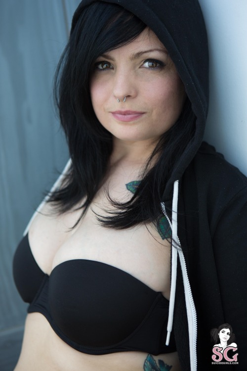 past-her-eyes:   Bronx_ Suicide bronx_.suicidegirls.com Link to South African SuicideGirls 