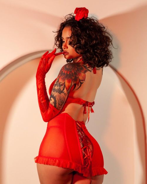 @kehlani: happy valentine’s day baby. #savagexambassador @savagexfenty ❤️ at home.