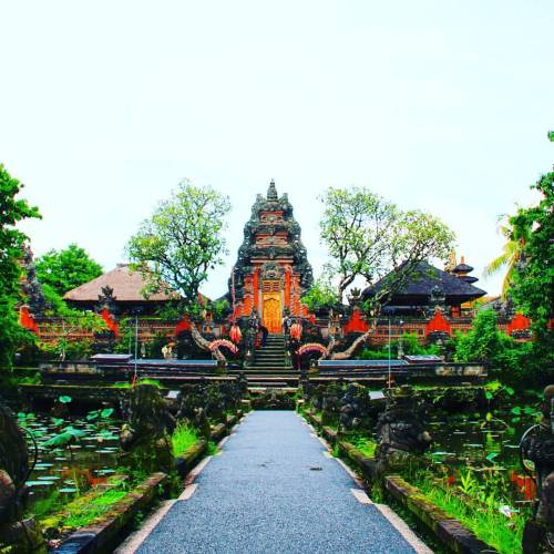 reichenyoo: #UbudPalace in #daytime #Ubud #Bali #Indonesia #travel #southeastasia (at Ubud Palace -