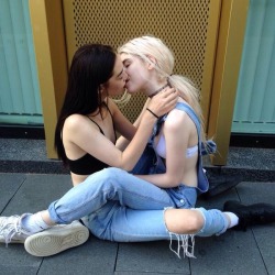 bicurious-bisexual-lesbian:  Kissing on the