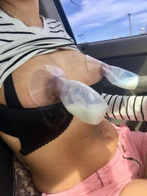 brustnuckler1962:  luckyclouddreamland-8906b612:  lactose–tolerant:  Follow me at https://lactose–tolerant.tumblr.com/ for more  Coole milchpumpe 🍼🍼😍👀💋👅🌹❤️❤️   Bevor die Milch ausläuft 🍼🍼🍼🍼🙏🌹👅