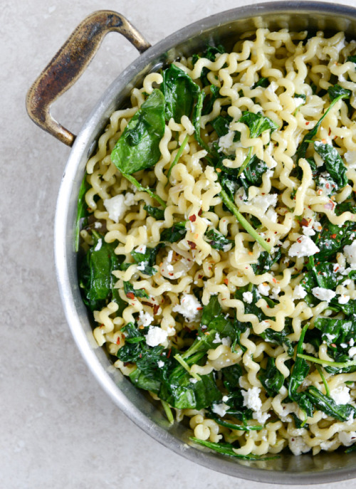 foodffs:30 Minute Caramelized Shallot, Spinach and Goat Cheese Garlic Butter Pasta