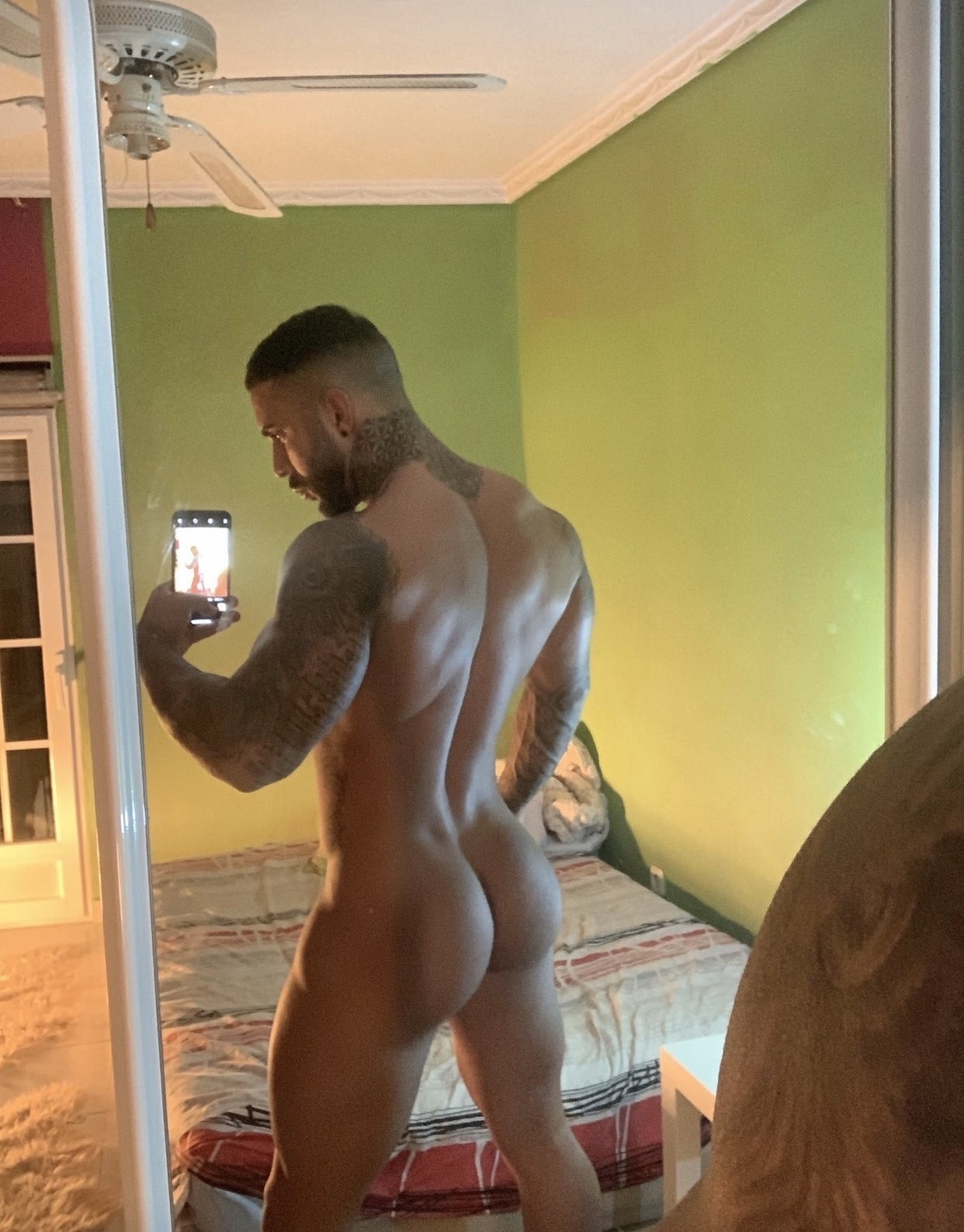 fantasstik:8inch-plus-only-for-his-ass:Perfect Peach