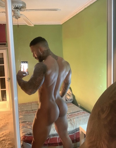 fantasstik:8inch-plus-only-for-his-ass:Perfect Peach