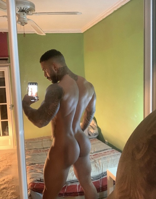 fantasstik:8inch-plus-only-for-his-ass:Perfect Peach