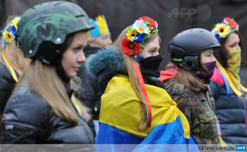 afp-photo:UKRAINE, Kiev : Activists of Maidan self-defence wearing helmets and crowns of flowers wat