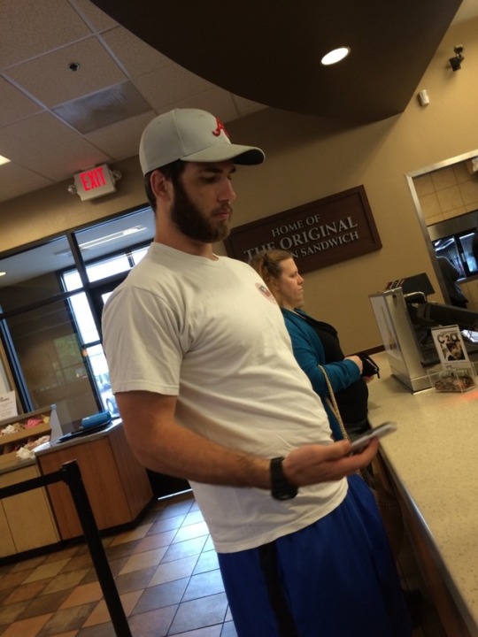midwestmonstercocks: Gym shorts, baseball cap, bulge….I’m in heaven  