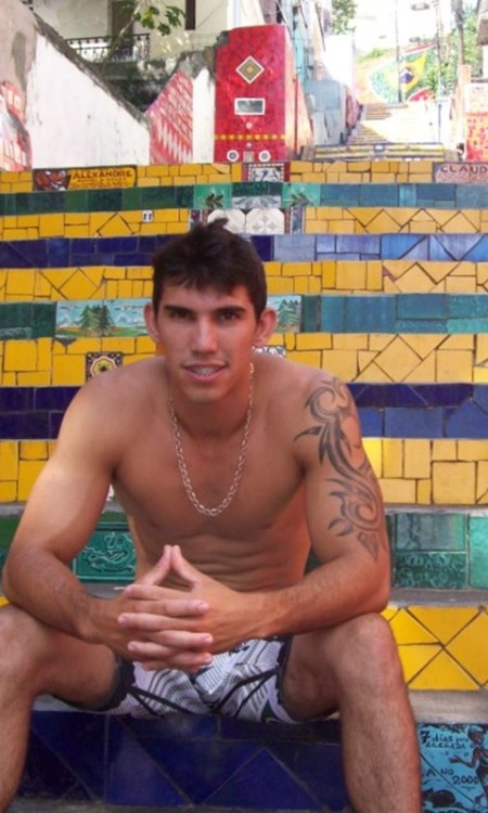 rodyrico:  vergasyfetichesgay:  Diego Mineiro, sexy macho brasileño con una imponente vergota!  …Para ver mas latinos vergones entra a  vergasyfetichesgay    Que ricura, guauuuuu