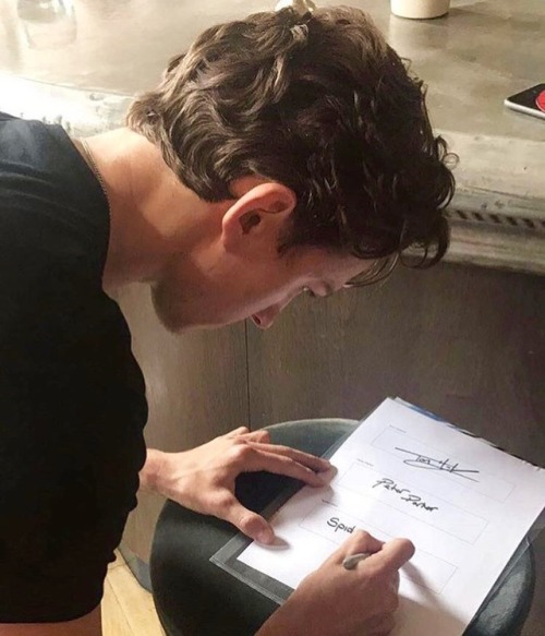 tomarvelicious:his handwriting and hiS HAIR