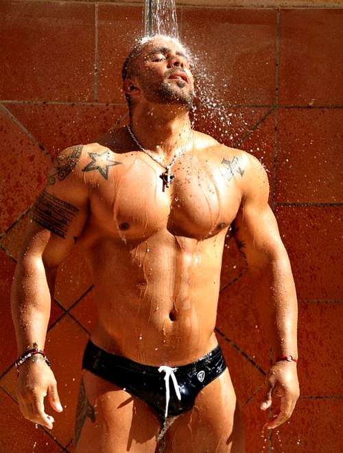 titaniumtopper:  http://titaniumtopper.tumblr.com/archive    