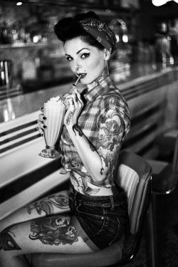 pinup-l0vers:  rockabilly <3 riae suicide