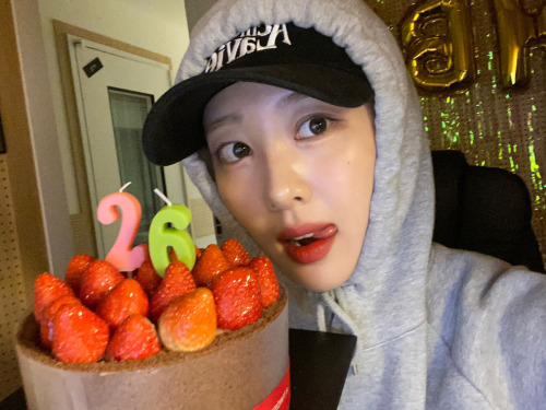 [VLIVE] 220523 | LOONA VLIVE post - Yves[이달의 소녀] Happy Birthday Yves
