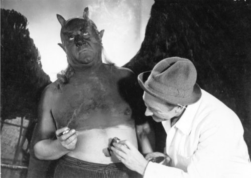 arcaneimages: Emil Jannings and FW Murnau behind the scenes of FAUST (1926)