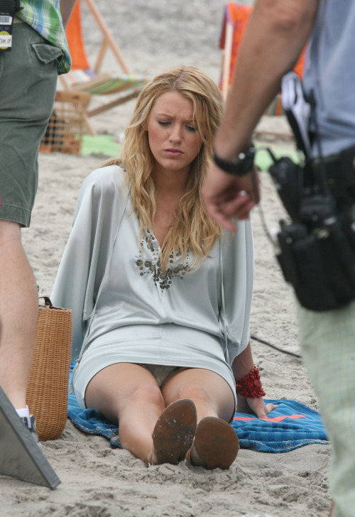 Sex skirt-and-panties:  Blake Lively - Upskirt pictures