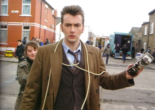 mizgnomer:Behind the scenes of The Idiot’s Lantern (Part Two of Four)Other parts (so far): [1]Excerpts from Jason Arnopp’s interviews in DWM #371Mark [Gatiss, Writer]: “There was a line which survived for a long time as the Doctor and Tommy arrived